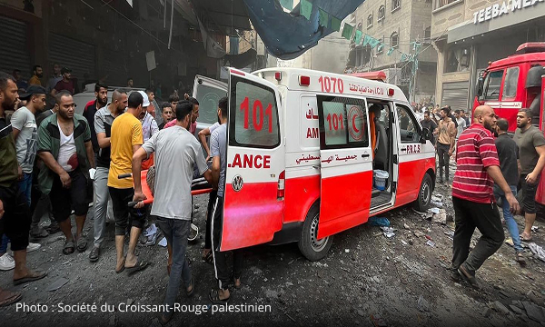 Des bénévoles de la Société du Croissant-Rouge de Palestine répondent aux besoins des personnes touchées par la violence persistante entre Israël et la Palestine.
