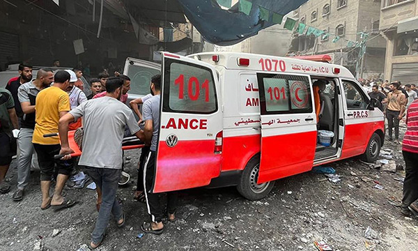 Des bénévoles de la Société du Croissant-Rouge de Palestine répondent aux besoins des personnes touchées par la violence persistante entre Israël et la Palestine.