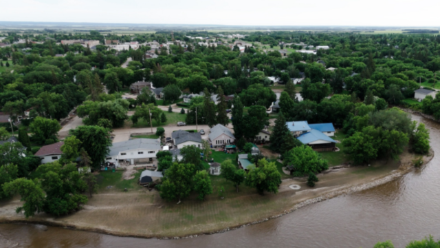 Vue aérienne des maisons situées au bord d'un plan d'eau à proximité.