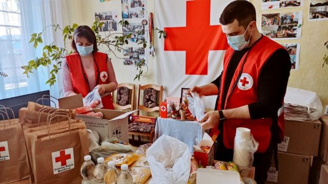 Bénévole de la Croix-Rouge aidant les immigrants ukrainiens