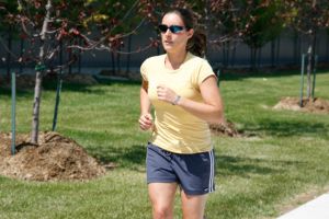 Une personne fait du jogging en plein air