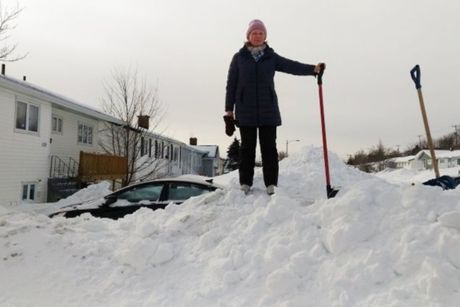 Olga Kudryakova se tient sur un banc de neige imposant après la formidable tempête de neige surnommée Snowmaggedon.