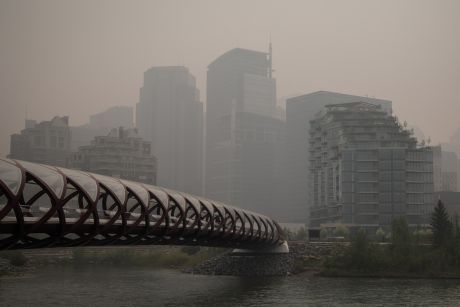 La fumée des incendies de forêt dans le nord de l’Alberta obscurcit le centre-ville de Calgary.