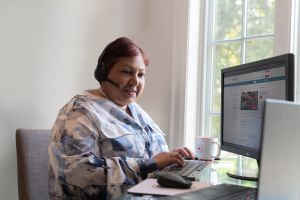 Une personne devant un ordinateur affichant le site Web de la Croix-Rouge canadienne.
