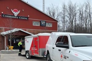 Un camion de la Croix-Rouge avec une remorque devant un centre communautaire de la Première nation des Chippewas de Georgina Island.