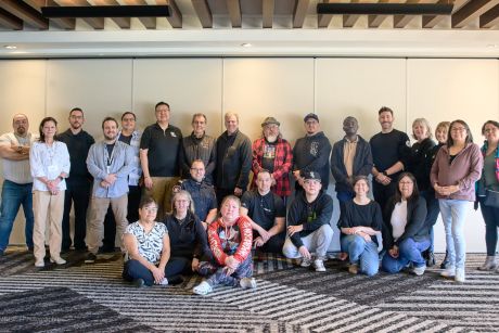 Les participants présents à la formation posent pour une photo de groupe dans la salle de conférence.