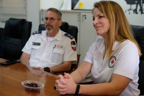 Des répresentants de la Croix-Rouge canadienne et du Magen David Adom se rencontrent à Tel Aviv.