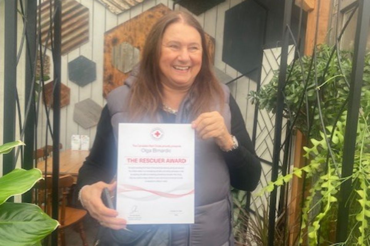 Olga Brnardic reçoit le Prix du secourisme à l’œuvre de la Croix-Rouge canadienne