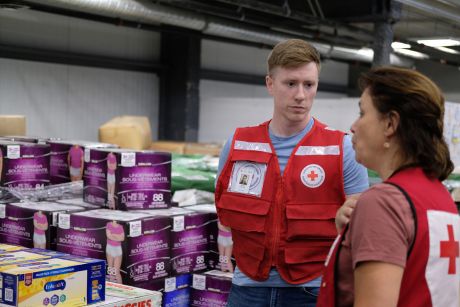 Deux membres du personnel de la Croix-Rouge canadienne discutent dans un entrepôt.