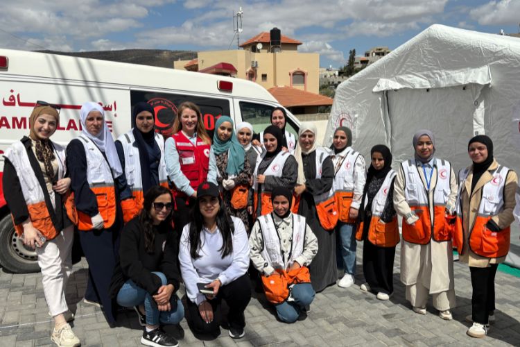 Kelsey Lemon photographiée avec un groupe de membres de la Société du Croissant-Rouge palestinien.