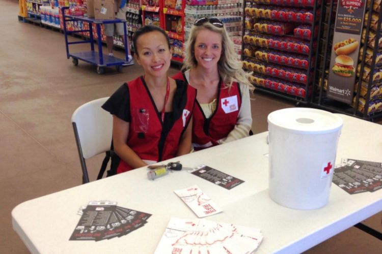 Deux membres du personnel de la Croix-Rouge canadienne à un kiosque d’information.