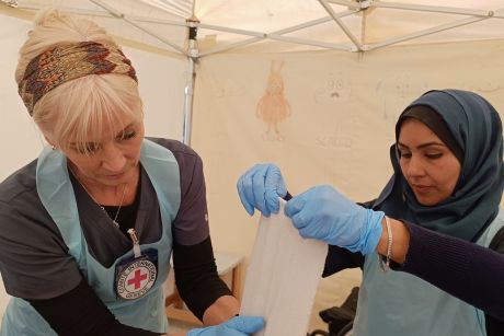 Des membres du personnel de la Croix-Rouge offrent des soins de réadaptation à l’hôpital mobile de la Croix-Rouge à Rafah.
