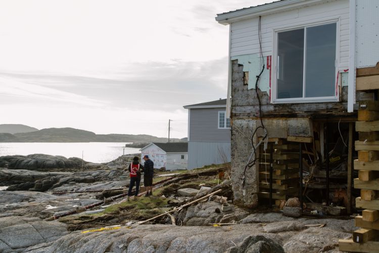 Une maison située en zone côtière endommagée par l’ouragan Fiona.