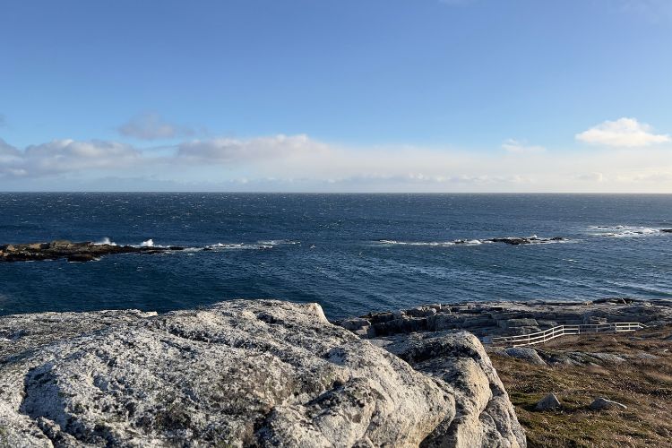 Un paysage montrant le littoral rocheux à Rose Blanche, à Terre-Neuve-et-Labrador, ainsi que des vagues et un ciel dégagé.