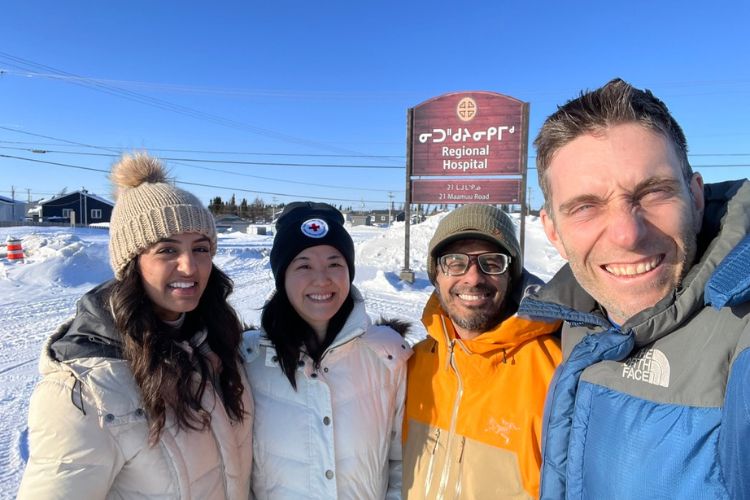 Des membres du personnel de la Croix-Rouge canadienne devant l’hôpital régional de Chisasibi.