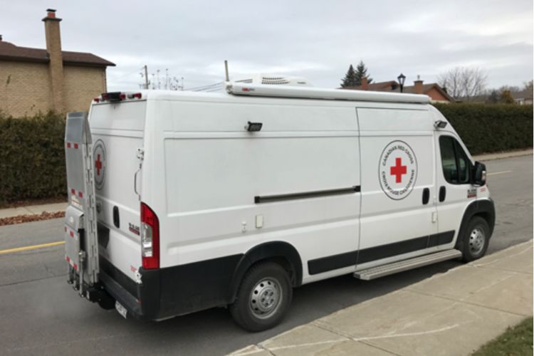 Un camion d'intervention de la Croix-Rouge garé dans la rue.