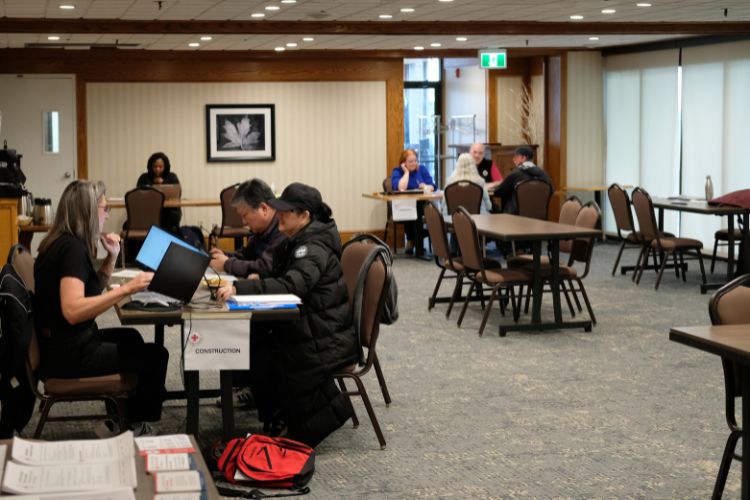 Des citoyennes et citoyens de Jasper rencontrent des spécialistes de la Croix-Rouge dans une salle de conférence.