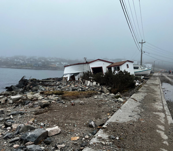 Un bâtiment endommagé dans un paysage côtier.