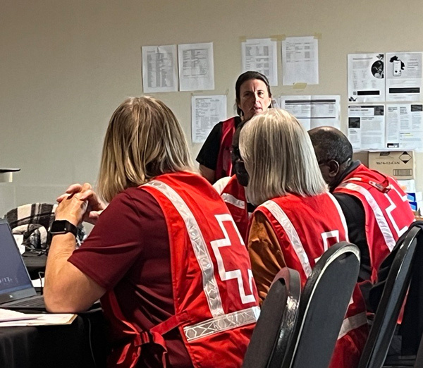 Le gestionnaire de site tient un briefing du personnel sur place à Saskatoon.