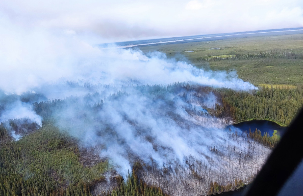 Une vue aérienne d’un feu de forêt qui se propage dans les Territoires du Nord-Ouest.