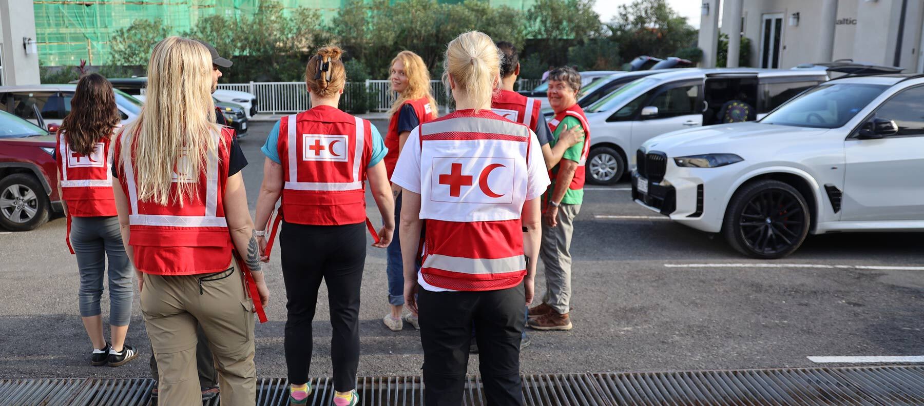 Un groupe de femmes portant des vestes de la FICR marchant ensemble