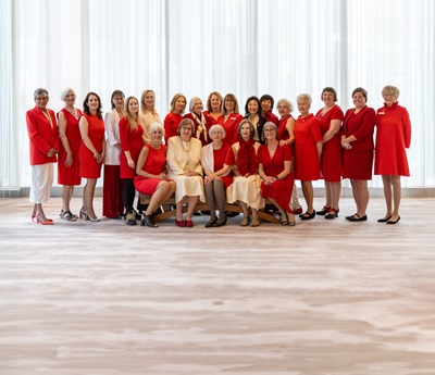 Un groupe de membres du Tiffany Circle réunies en rouge
