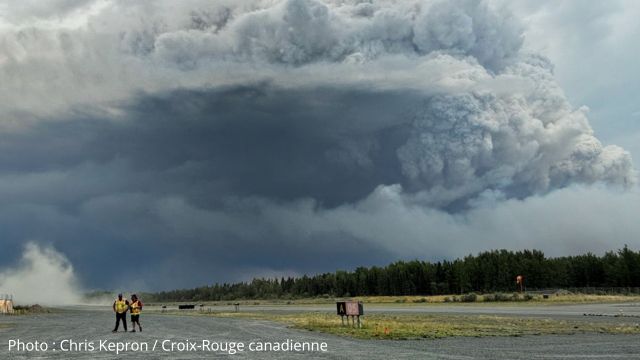 Des nuages et de la fumée s'élèvent à cause des feux de forêt au Manitoba.