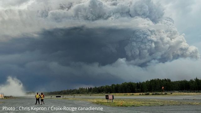 Des nuages et de la fumée s'élèvent à cause des feux de forêt au Manitoba.