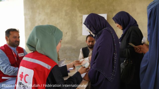 Volontaire de la IFRC aidant un groupe de femmes en Afghanistan
