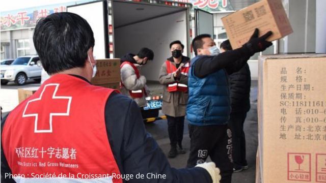Le personnel de la Croix-Rouge décharge des boîtes d'un camion.
