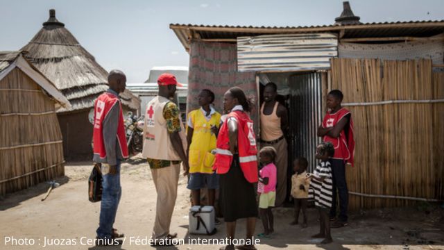 Des mères et leurs enfants attendent d'être examinés par des professionnels de la santé au Soudan.