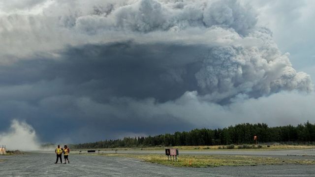 Des nuages et de la fumée s'élèvent à cause des feux de forêt au Manitoba.