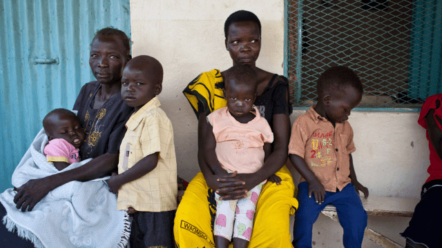 Des mères et leurs enfants attendent d'être examinés par des professionnels de la santé au Soudan.