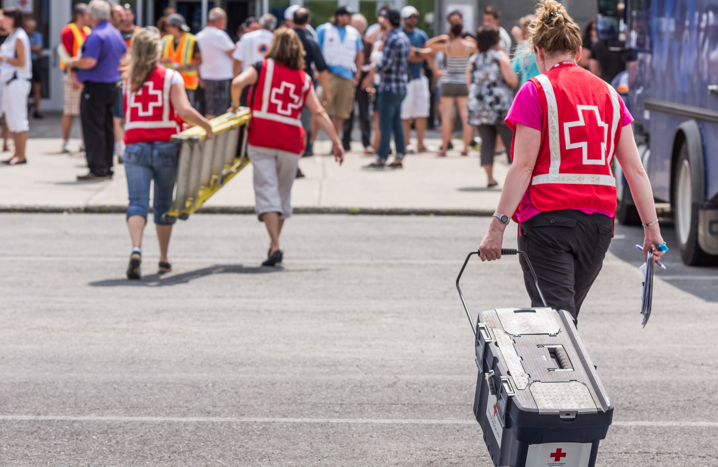 Les bénévoles de la Croix-Rouge transportant du matériel sur le site d'un événement.