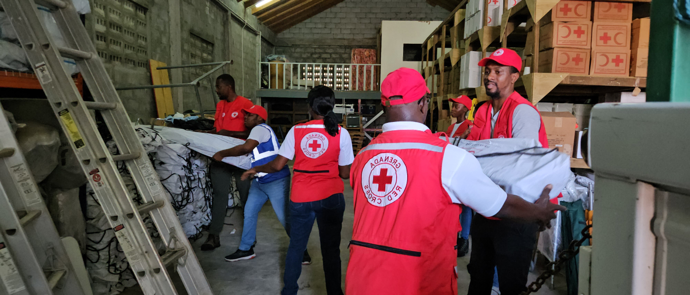 En Grenade, des membres du personnel de la Croix-Rouge chargent des fournitures de secours dans un camion en r&#xE9;ponse &#xE0; l&#x2019;ouragan B&#xE9;ryl.