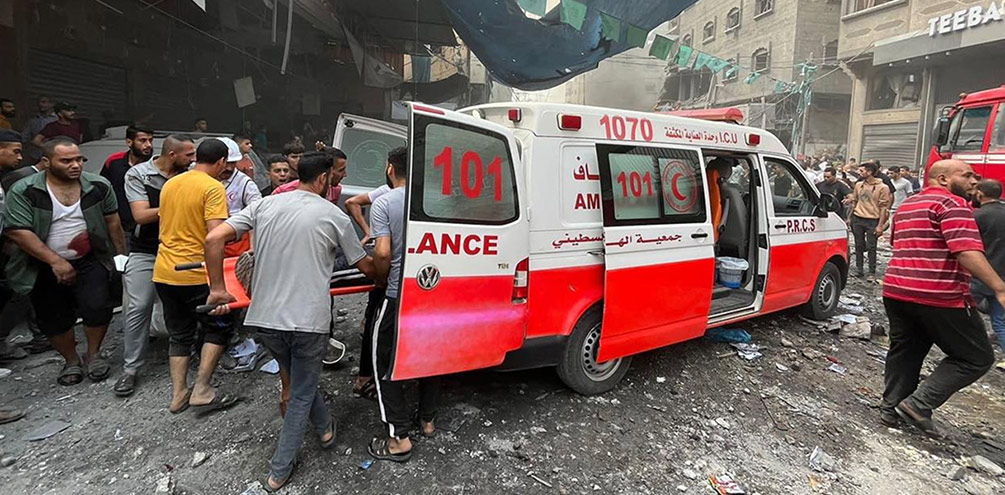 Des bénévoles de la Société du Croissant-Rouge de Palestine répondent aux besoins des personnes touchées par la violence persistante entre Israël et la Palestine.