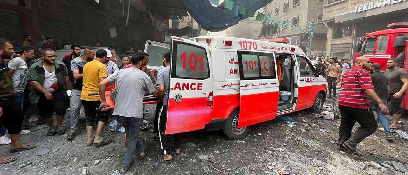 Des bénévoles de la Société du Croissant-Rouge de Palestine répondent aux besoins des personnes touchées par la violence persistante entre Israël et la Palestine.