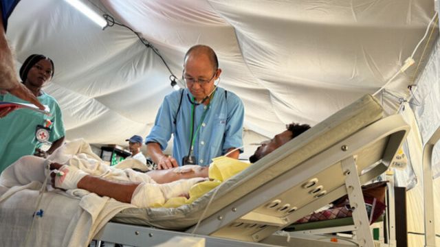 Un chirurgien lors de sa ronde matinale à l’hôpital mobile du CICR à Rafha, dans le village Al-Mawasi, dans le sud de la bande de Gaza.