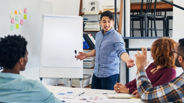 Un groupe de personnes lors d'un atelier