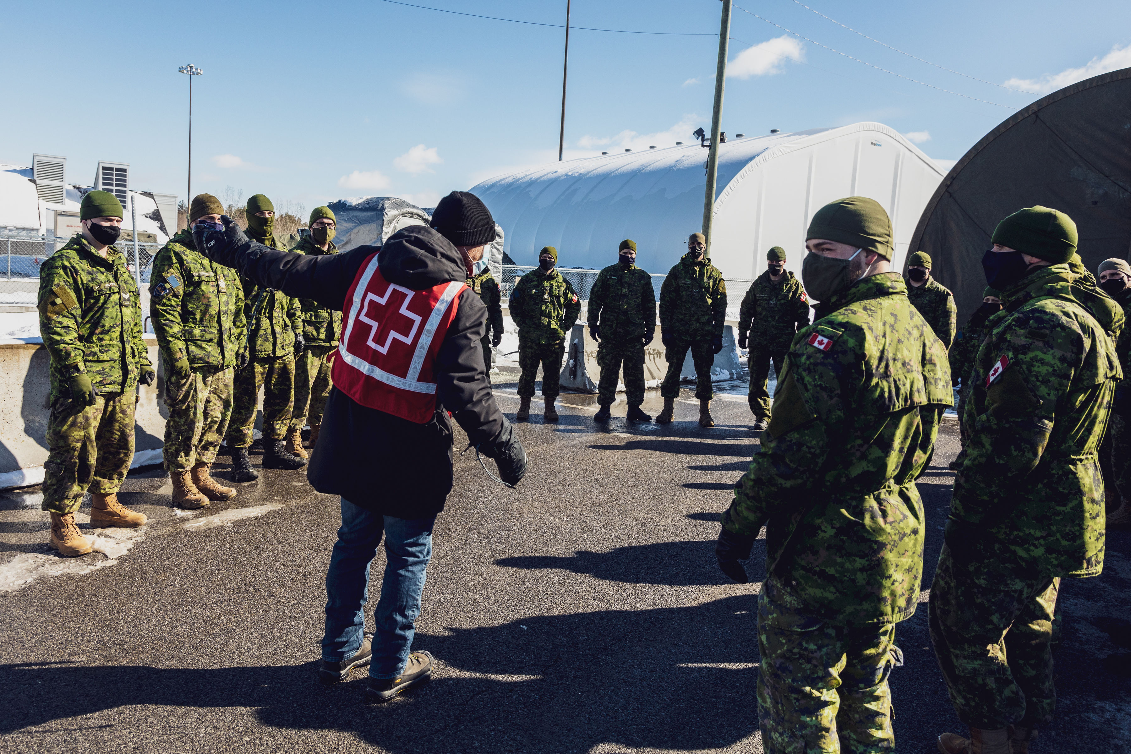 Un membre du personnel de la Croix-Rouge aide à renforcer les capacités des membres de l'armée.