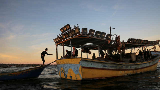 Un bateau du CICR venant en aide à un bateau plus petit en mer