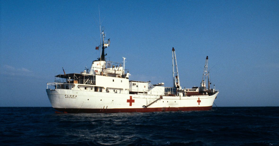 Le naivre-hôpital du CICR, FLORA photographié dans la mer en 1982