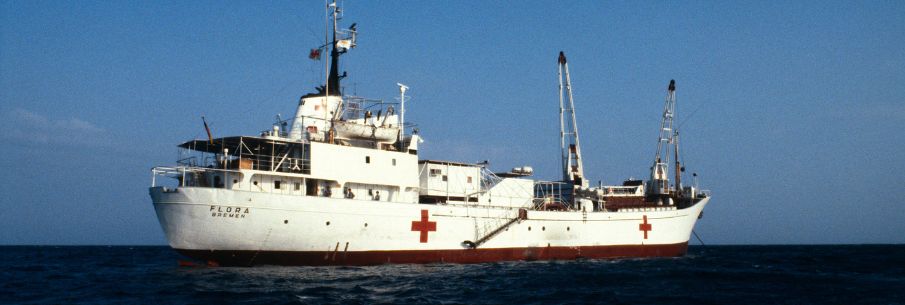 Le naivre-hôpital du CICR, FLORA photographié dans la mer en 1982