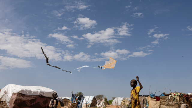 Une image de deux enfants jouant avec un cerf-volant