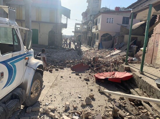 Une rue couverte de débris après un séisme en Haïti.