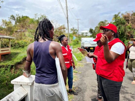 Une équipe de la Croix-Rouge aide un résident après le passage de l’ouragan Béryl à la Grenade.