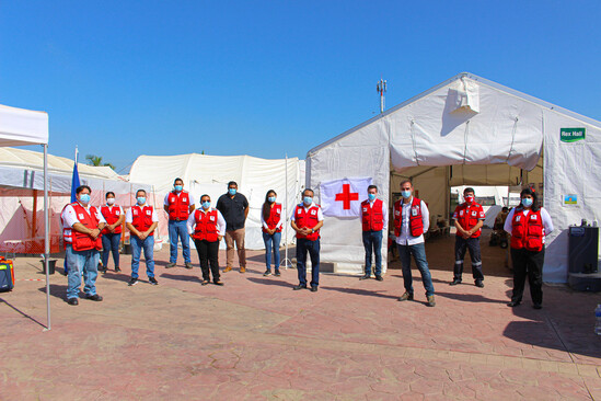 Installation d'une hôpital de campagne de la Croix-Rouge.