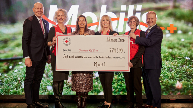 Sur la photo, de gauche à droite : Pascal Mathieu, Vice-président, Québec, Croix-Rouge canadienne, Sophie Gagnon, bénévole CRC, les coprésidentes d’honneur, Manon Michaud, bénévole CRC, et Conrad Sauvé, Président et chef de la direction, Croix-Rouge canadienne.