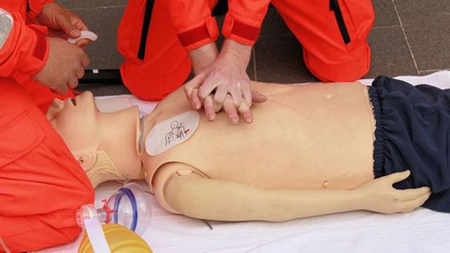 Deux personnes préformant des compressions de RCR sur un mannequin.