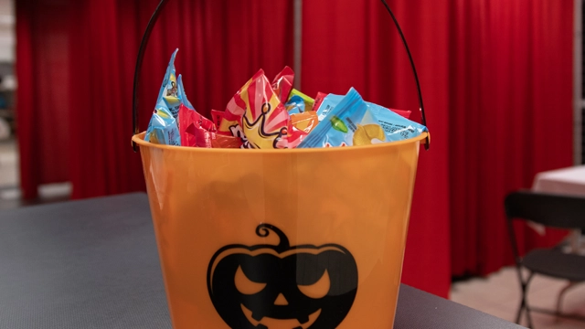  Les bonbons d’Halloween qui remplissent un seau sont prêts à être distribués aux enfants.